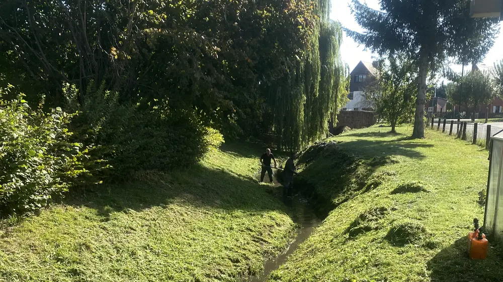 Gepflegter Graben und Grünstreifen in einer Ortslage