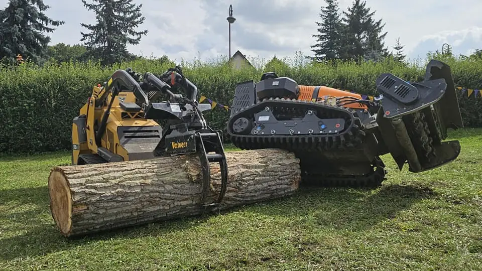 Funkraupe transportiert Stammholz