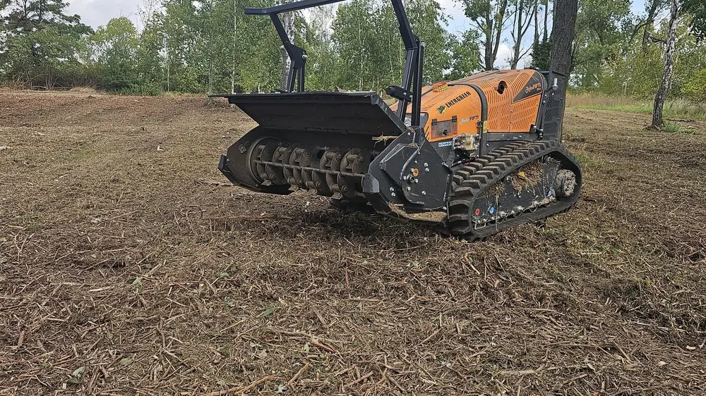 Funkraupe mit Forstmulcher auf einer freigemulchten Fläche