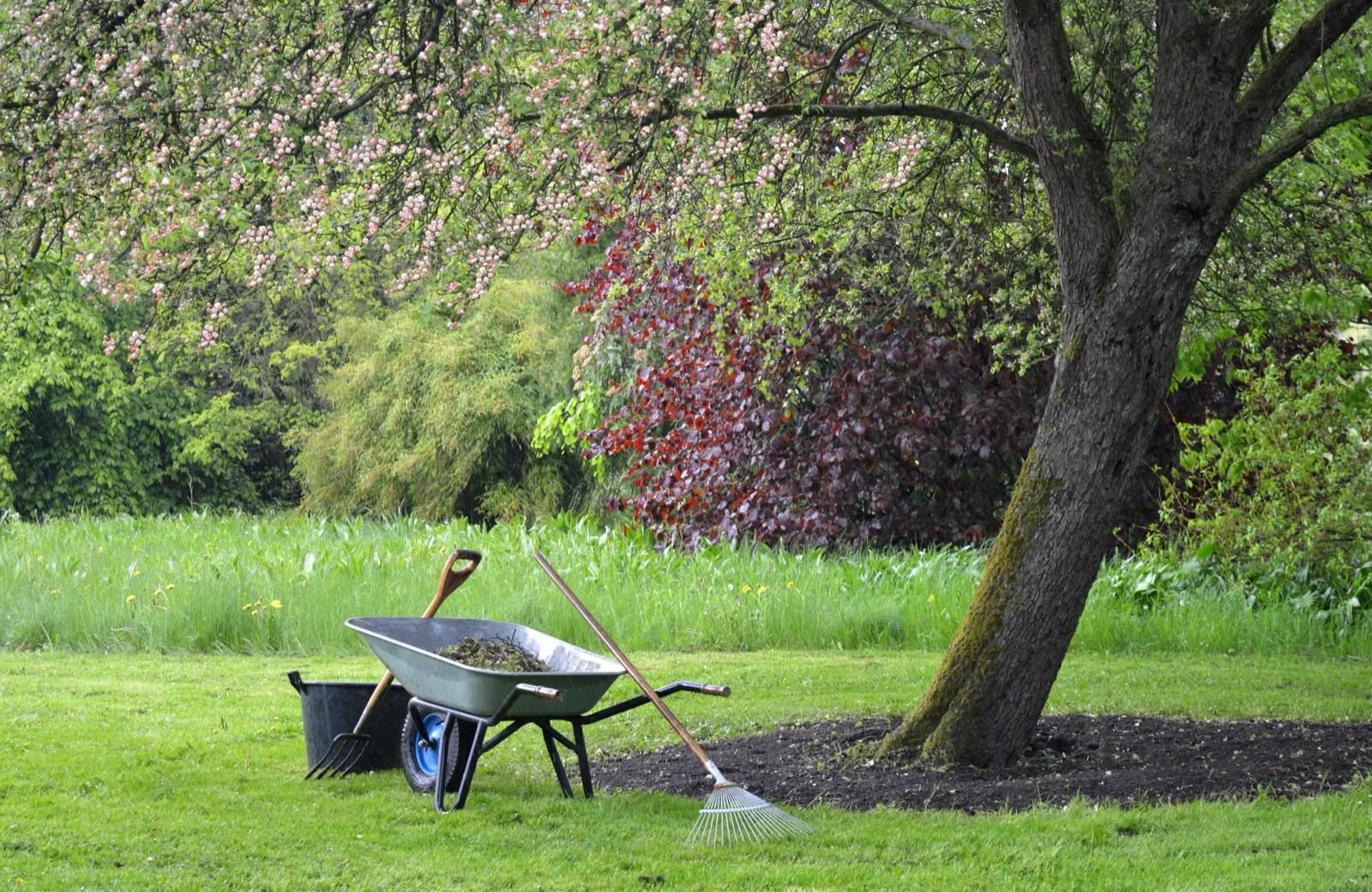 Gartenarbeit mit Schubkarre