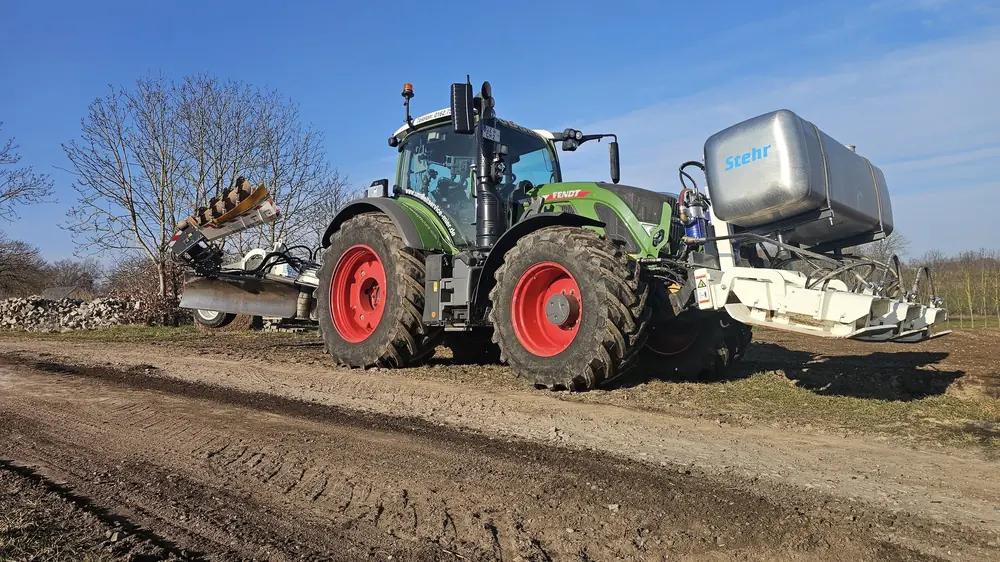 Fendt-Traktor mit Stehr-Wegepflegemaschine auf einem Wirtschaftsweg