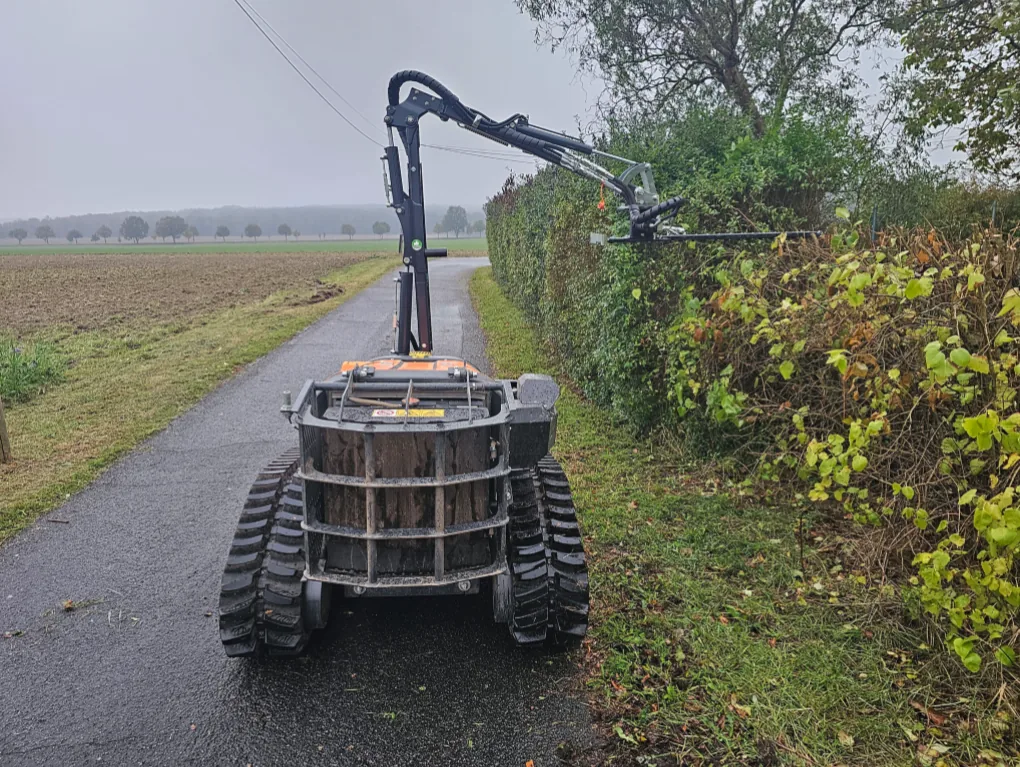 Wegepflegemaschine im Forsteinsatz