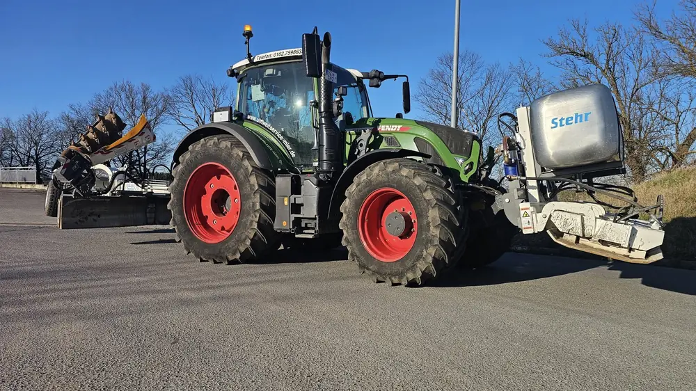 Fahrzeugkombination aus Traktor, Front- und Heckgerät