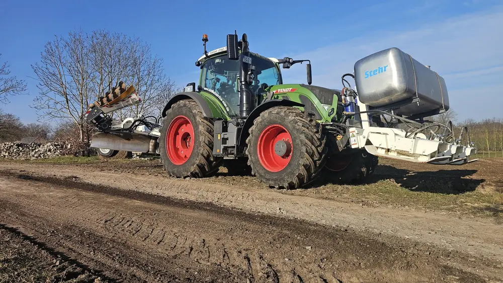 Fendt-Traktor mit Stehr-Wegepflegemaschine auf einem Wirtschaftsweg